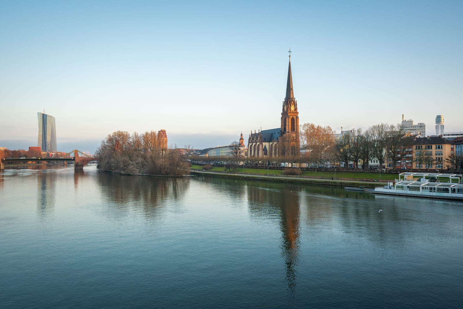 Der Main mit der Dreikönigskirche am Sachsenhäuser Ufer